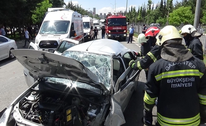 Otomobil önce aydınlatma direğine sonra başka araca çarptı