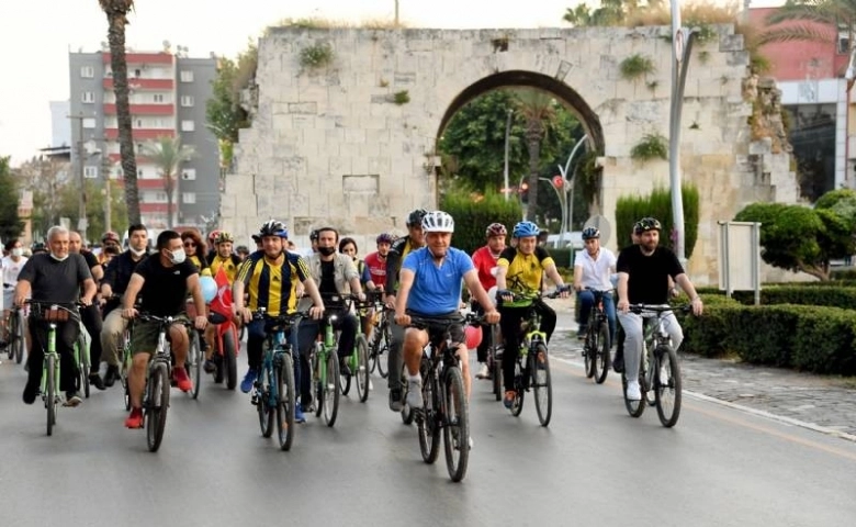 Bisiklet sevdalıları Mersin’de pedalları doğa ve sağlık için çevirdi