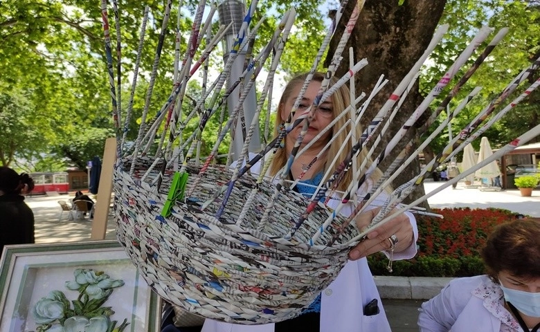 Kadınlar çöpe gidecek gazeteleri sanat eserine dönüştürüyor.