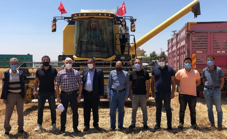 Oğuzeli Kaymakamı Uçar, tarlaya gitti biçerdöverle buğday hasadı yaptı