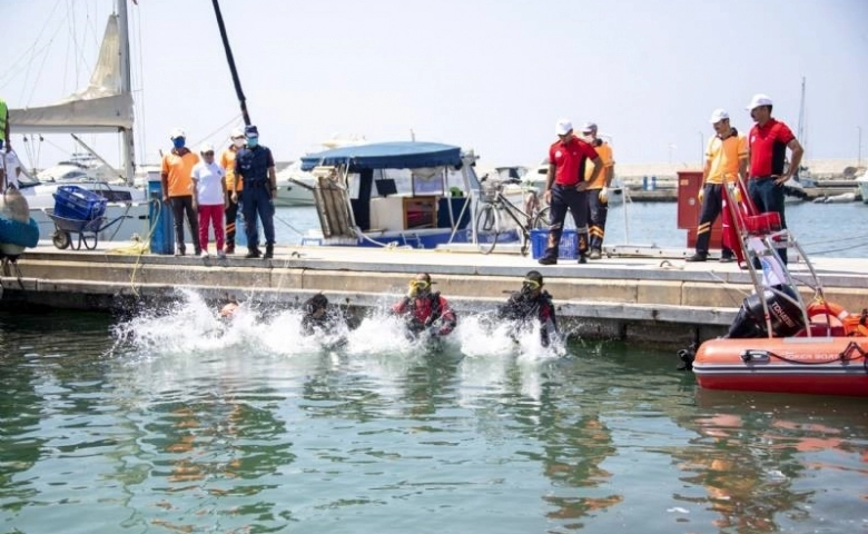 Marina’da deniz temizliği