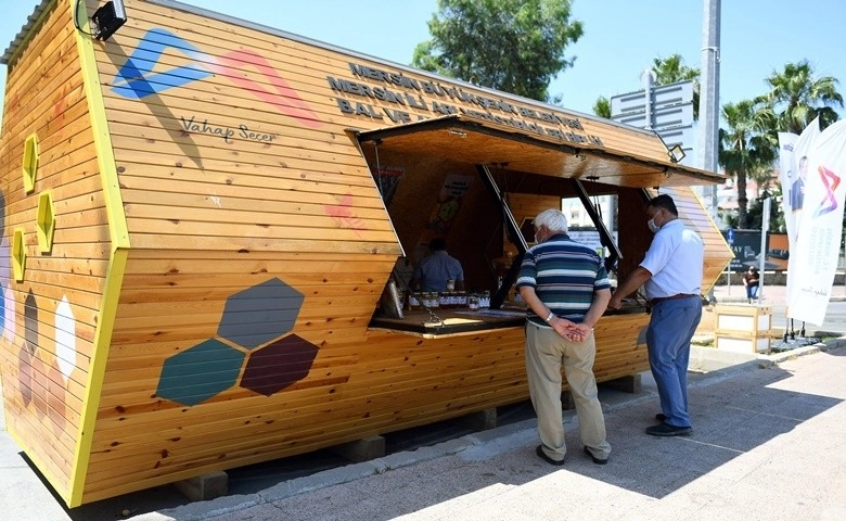 Mersin'de belediye desteğinde açılan bal evi büyük ilgi görüyor  