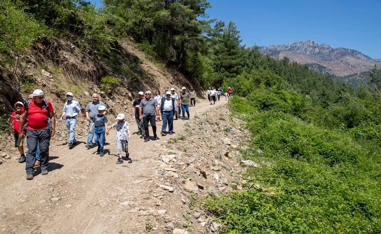 Özel gereksinimli çocuklar, babalarıyla doğa yürüyüşüne katıldı  