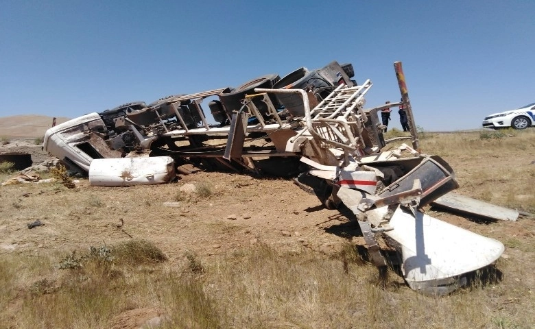 Şarampole devrilen beton mikserinin sürücüsü yaralandı