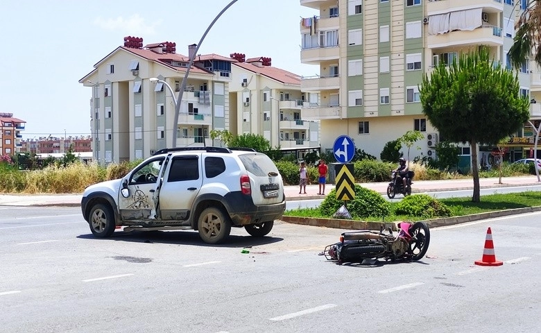 Ciple çarpışan motosikletin sürücüsü genç kız ağır yaralandı