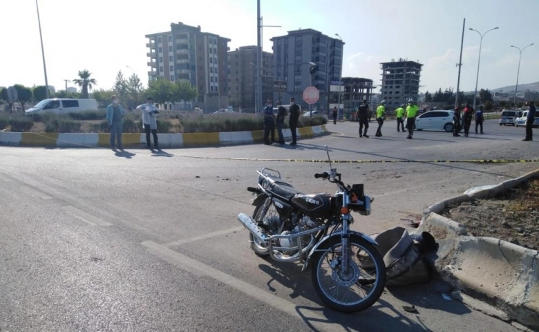 Kilis'te motosiklet traktöre çarptı: 1 ölü, 2 yaralı