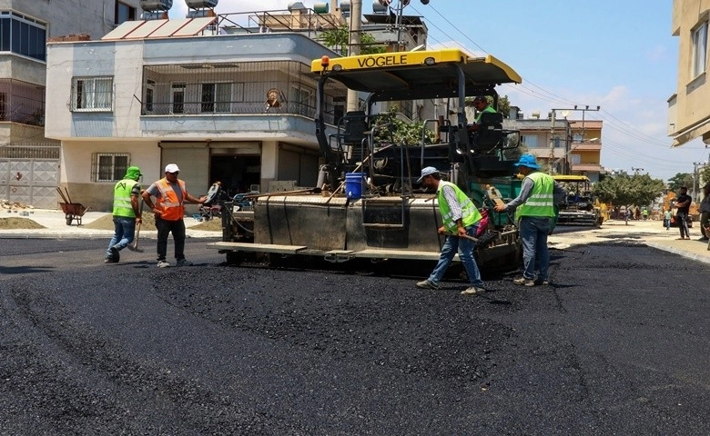 Mersin Büyükşehir Belediyesinin yol çalışmaları sürüyor