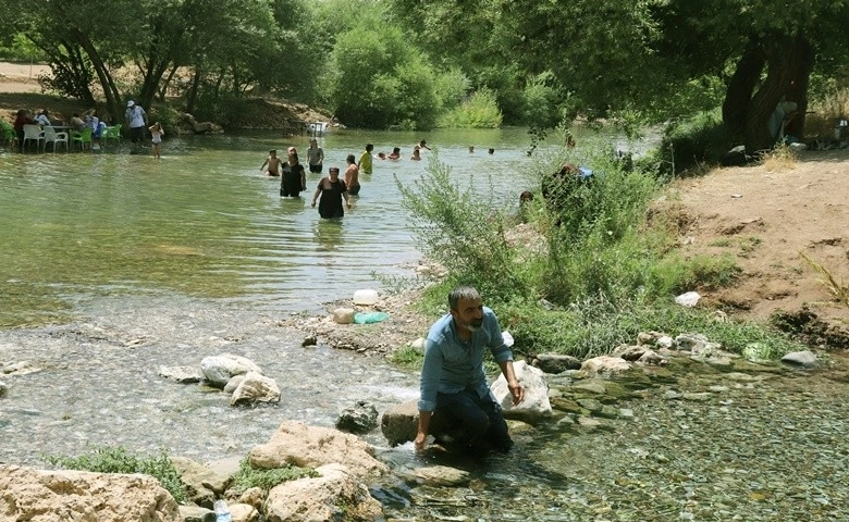 Aşırı sıcaklardan bunalan Arabanlılar çay suyuna akın etti  