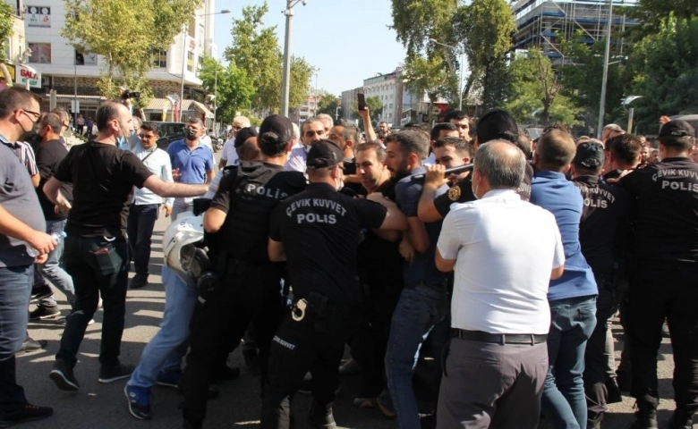 Adıyaman’da tütün üreticisi ve satıcıların eyleminde gerginlik