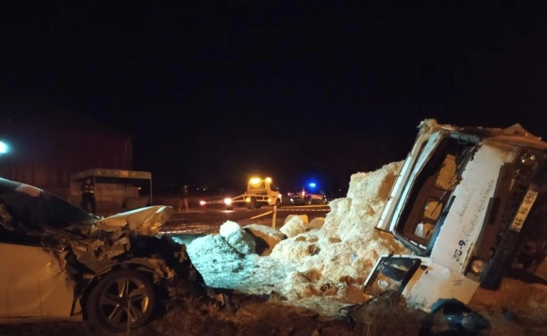 Kahramanmaraş'ta Otomobille saman yüklü kamyonet çarpıştı 7 yaralı