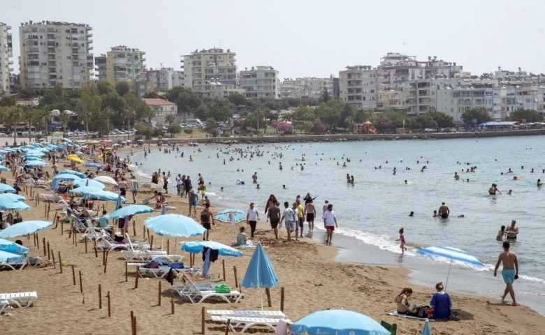 Mersin'de plajlar tatilcilerin akınına uğruyor