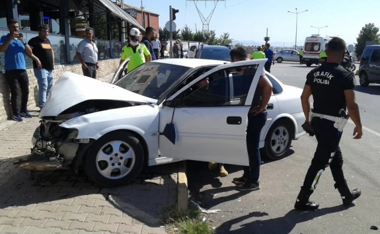 Adıyaman'da Otomobil kaldırımdaki yayaların arasına daldı