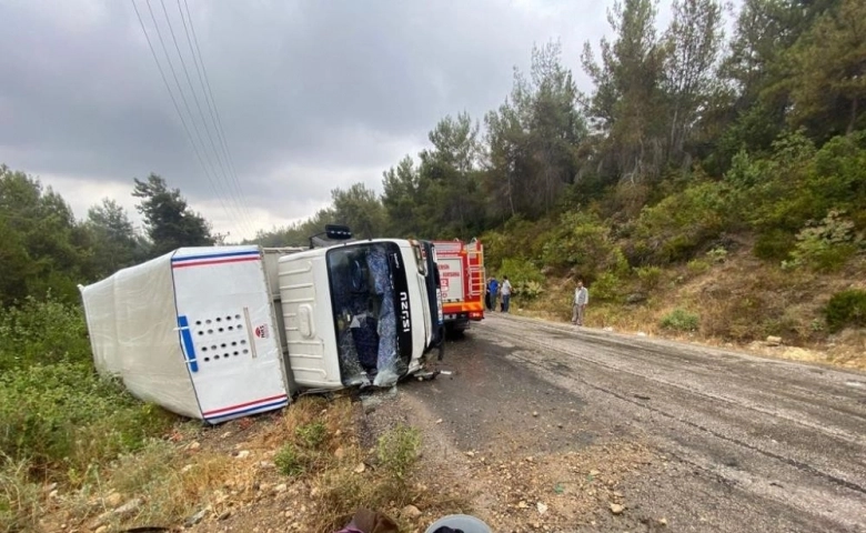 Mersin'de tarım işçilerini taşıyan kamyonet devrildi: 11 yaralı