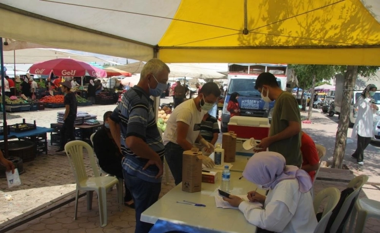 Kilis'te Pazar yerlerinde anonslu aşı uygulaması devam ediyor