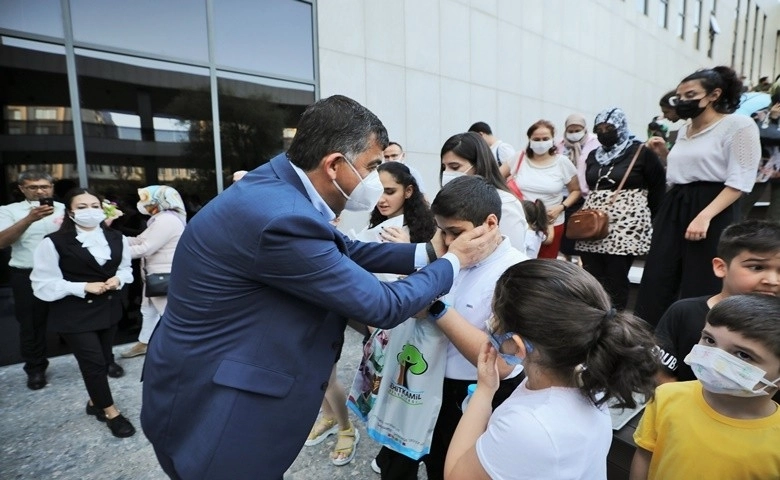 Başkan Fadıloğlu, genç piyanistleri dikkatle dinledi  