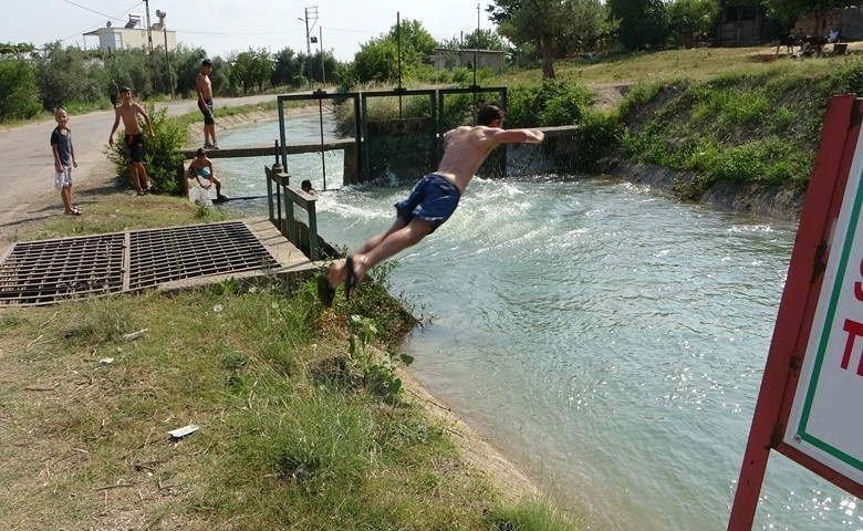 Sıcaktan bunalan çocuklar kanala akın etti 