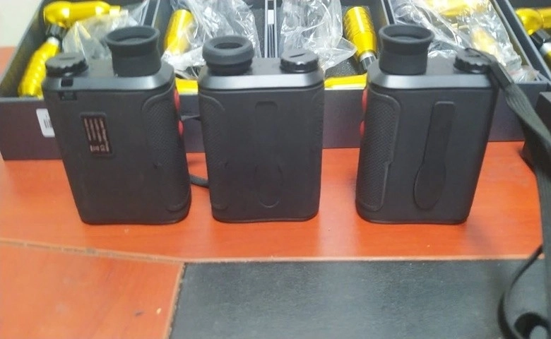 Havalimanında lazer menzil bulucu yakalandı