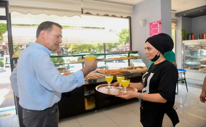 Başka Özyiğit, esnafla buluştu