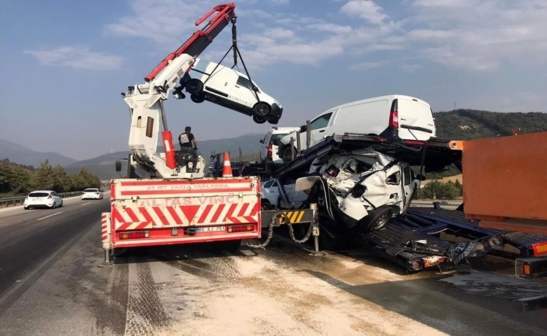 Yakıt tankeri tıra çarptı, sıfır kilometre araçlar hasar gördü  