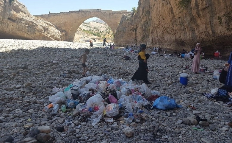 Tarihi cendere köprüsü çöpten geçilmiyor  