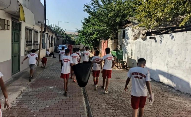 Adıyaman'da Sokak ve caddeleri sporcular temizledi