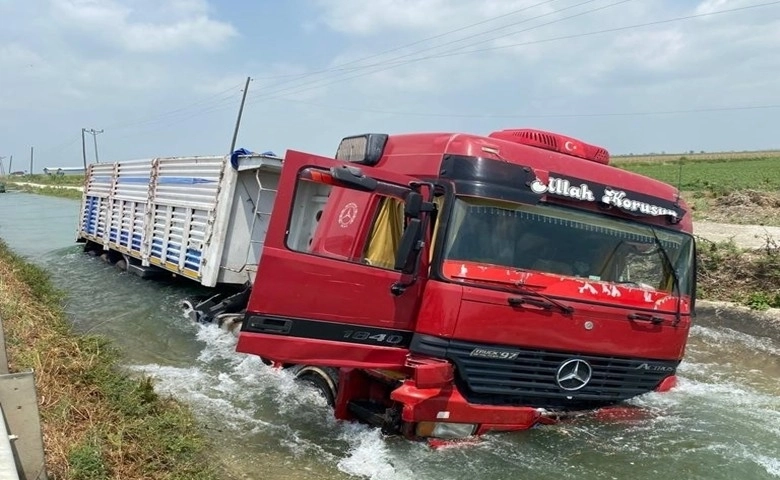 Tır sulama kanalına düştü