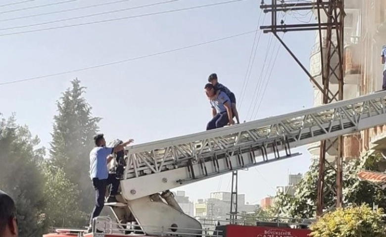 Yangında mahsur kalanlara mahalleliden kurtarma operasyonu