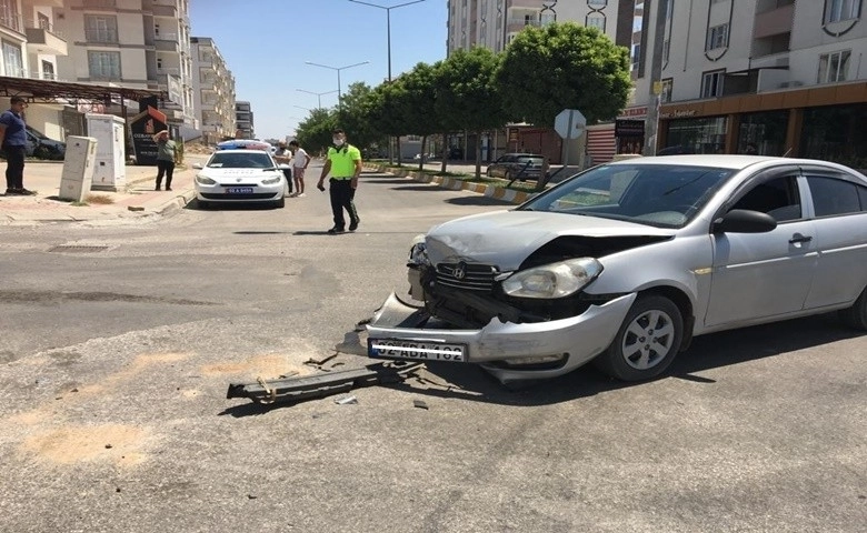 Hafif ticari araç ile otomobil çarpıştı: 2 yaralı  