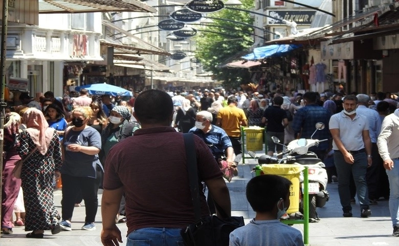 Gaziantep’te sıcağa rağmen çarşı ve pazarlar doldu taştı  