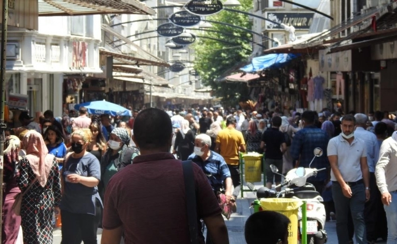  Gaziantep’te sıcağa rağmen çarşı ve pazarlar doldu taştı