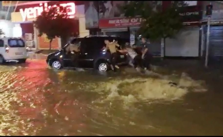 Mersin'de şiddetli sağanak yağış etkili oldu