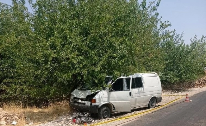 Minibüs ile motosiklet çarpıştı: 3 yaralı