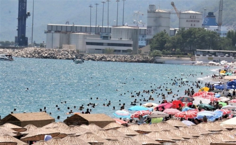 Antalya'da sahiller doldu taştı