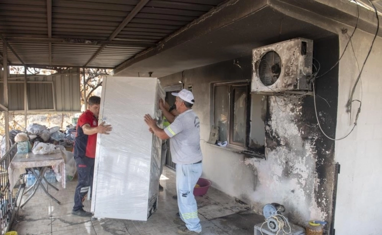 Mersin Büyükşehir Belediyesi yangının külleri ortadan kaldırılıyor