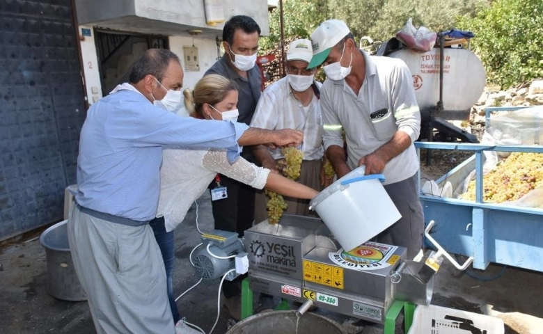 Tarsus Belediyesi'nden vatandaşlara üzüm sıkma ve salça makinası