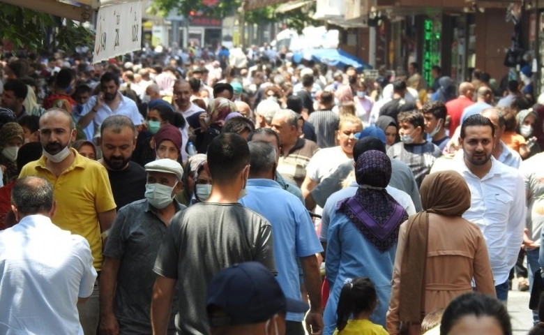 Vaka sayısının arttığı Gaziantep’te caddeler doldu taştı