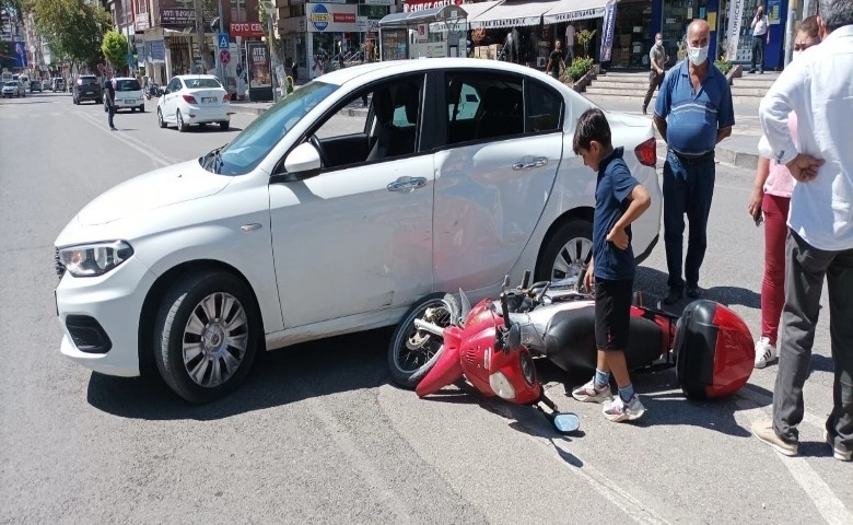 'U' dönüşü kazaya neden oldu: 2 yaralı