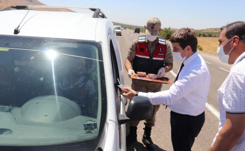 Kilis'te Jandarma yol kontrol noktasında vatandaşlara  aşure ikram etti