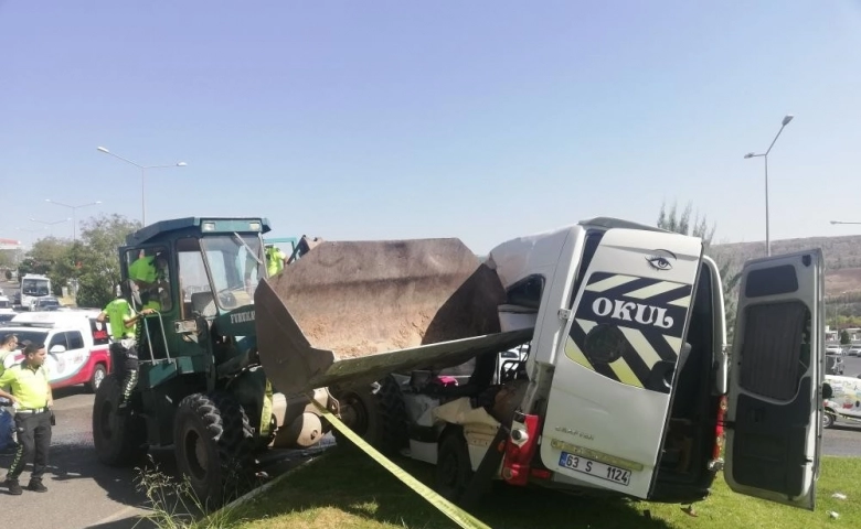 Şanlıurfa'da İş makinesi öğrenci servisini biçti: 13 yaralı