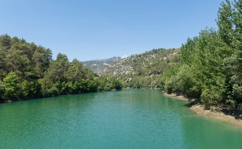 Mersin’in doğal güzelliklerinden Karageçit’te keyifli bir gün geçirdiler