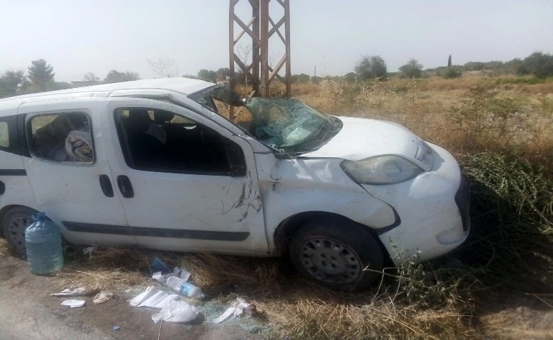 Şanlıurfa’da hafif ticari araç devrildi: 2 yaralı