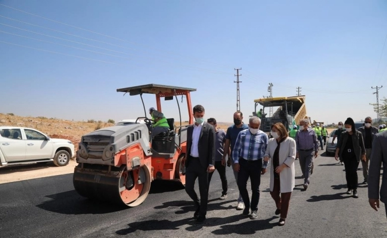 Başkan Şahin, kırsal mahallelerde yenilenen yol çalışmalarını inceledi