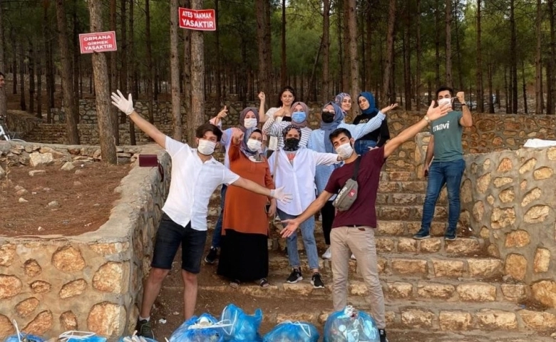 Adıyaman'da Sosyal medya üzerinden bir araya gelip ormanı temizlediler