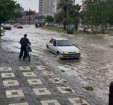 Şiddetli yağış Adana’da sele neden oldu