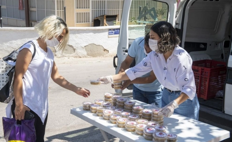 Mersin Büyükşehir Belediyesi, 15 bin adet aşure dağıttı