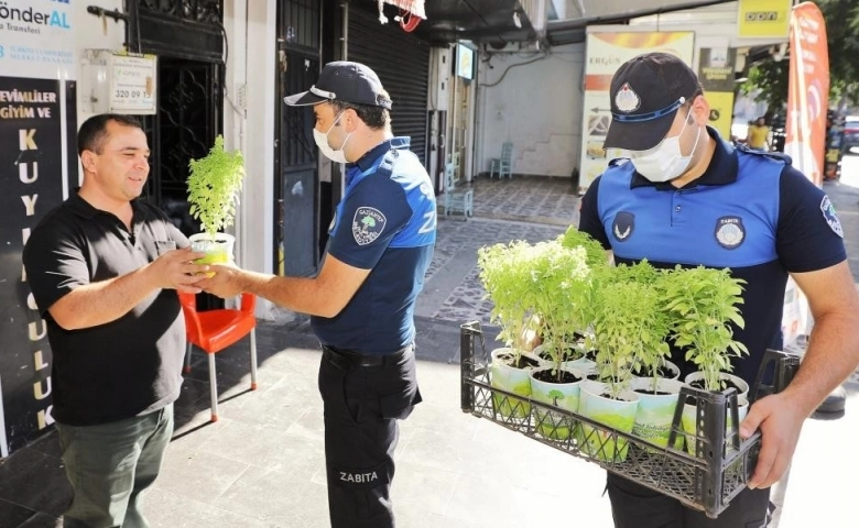 Şehitkamil'de esnafa reyhan çiçeği hediyesi