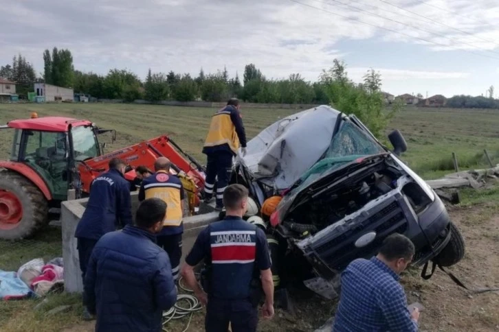 Tarım işçilerini taşıyan minibüs devrildi: 1 ölü, 8 yaralı