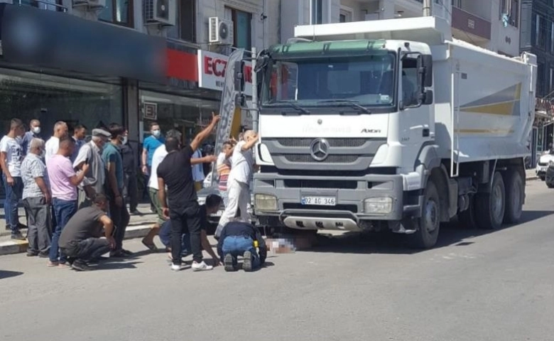 Adıyaman'da Araçların arasından ölüme gitti