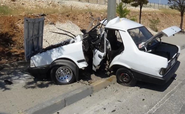 Gaziantep'te Direğe çarpan araç kağıt gibi ikiye katlandı