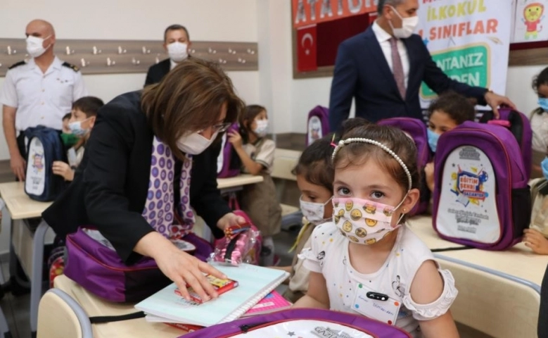 Gaziantep’te birinci sınıf öğrencilerine çanta ve kırtasiye dağıtıldı